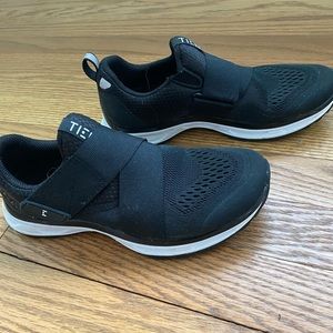 TEM black spin shoes. Size 6. Barely worn. Super comfortable and super stylish!